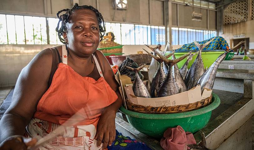 Marchande de poissons sur le marché de Bobô Fôrro - Sao Tomé et Principe