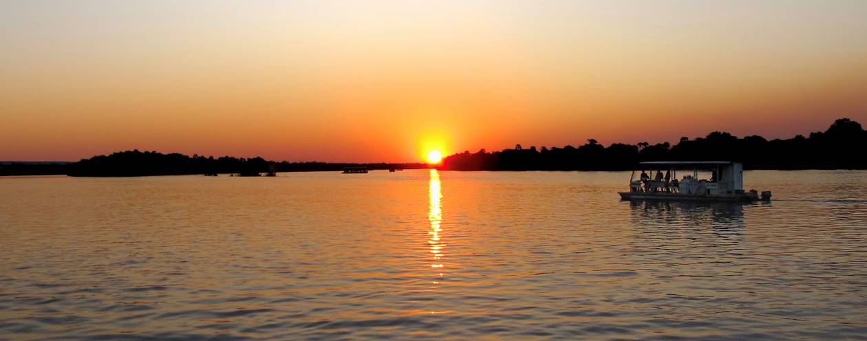 Balade en bateau sur le Zambèze, au coucher du soleil - Zimbabwe