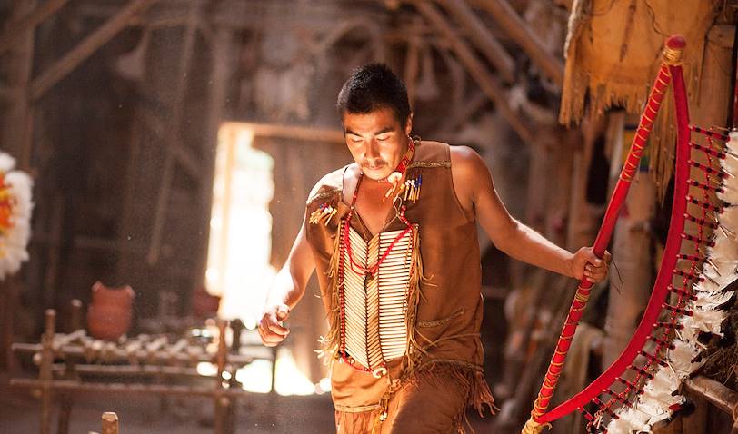 Danseur autochtone dans le musée premières nations - Québec - Canada