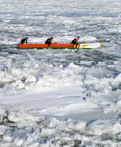 Canot à glace sur le fleuve Saint Laurent - Québec - Québec - Canada