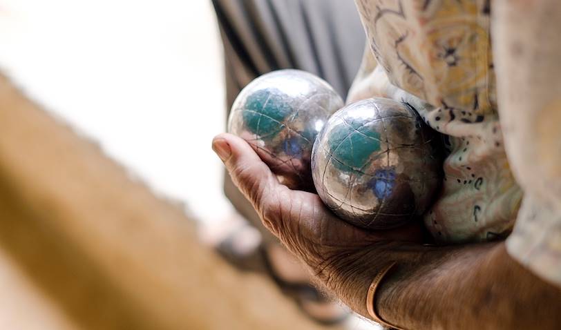 Rencontre autour d'une partie de Bocci, la pétanque locale - Xewkija - Île de Gozo - Malte