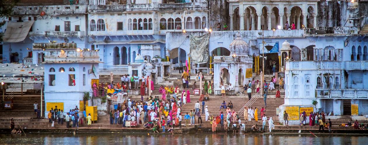 Rituel religieux à Gau Ghat  - Pushkar - Rajasthan - Inde