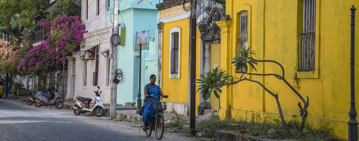 Femme à vélo dans une rue de Pondichéry - Inde