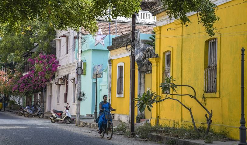 Femme à vélo dans une rue de Pondichéry - Inde