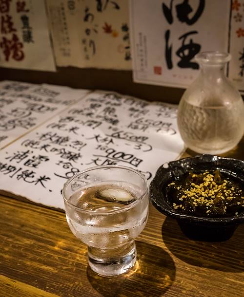 Verre de saké dans un bar traditionnel - Japon