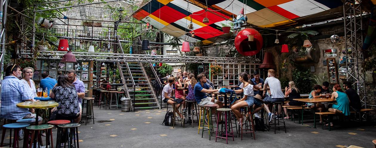 Budapest underground : découverte de Szimpla Kert et sa déco récup' - Hongrie