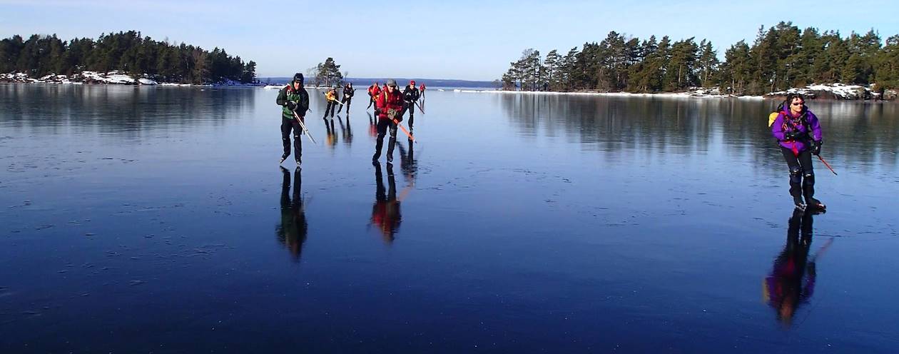 Balade en patins à glace sur les lacs gelés - Stockholm - Suède