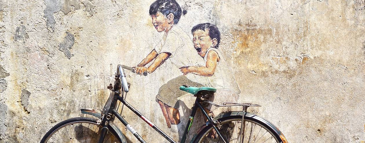 Peinture murale et trompe-l'oeil d'enfants sur un bicyclette - Thaïlande