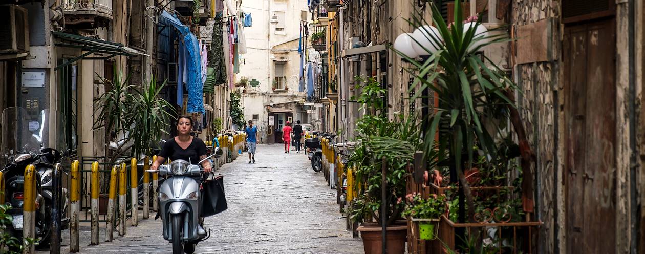 Vespa dans les ruelles de Naples - Italie
