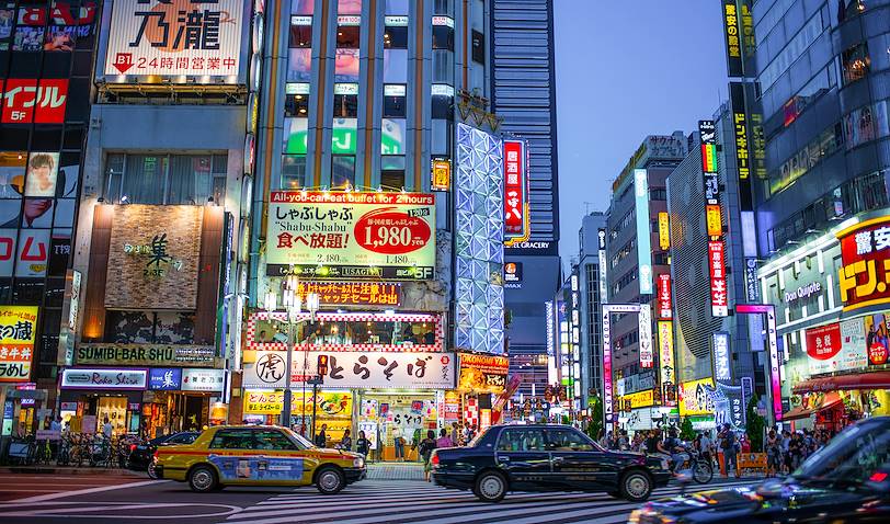 Rue animée de Shinjuku, de nuit - Tokyo - Japon