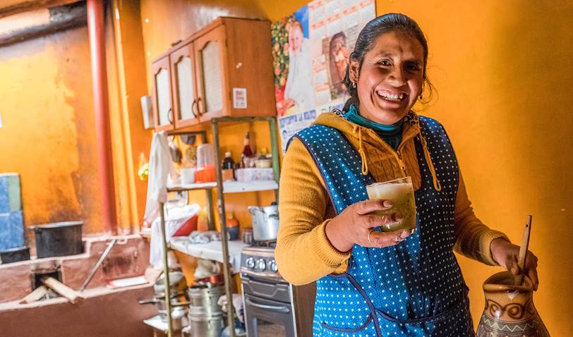 Déjeuner chez Susana et sa famille : préparation de la chicha, bière inca à base de maïs - Cuzco - Pérou