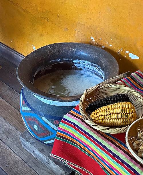 Déjeuner chez Susana et sa famille : préparation de la chicha, bière inca à base de maïs - Cuzco - Pérou