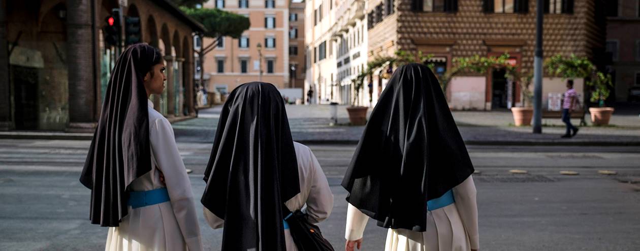 Religieuses dans une avenue de Rome - Italie