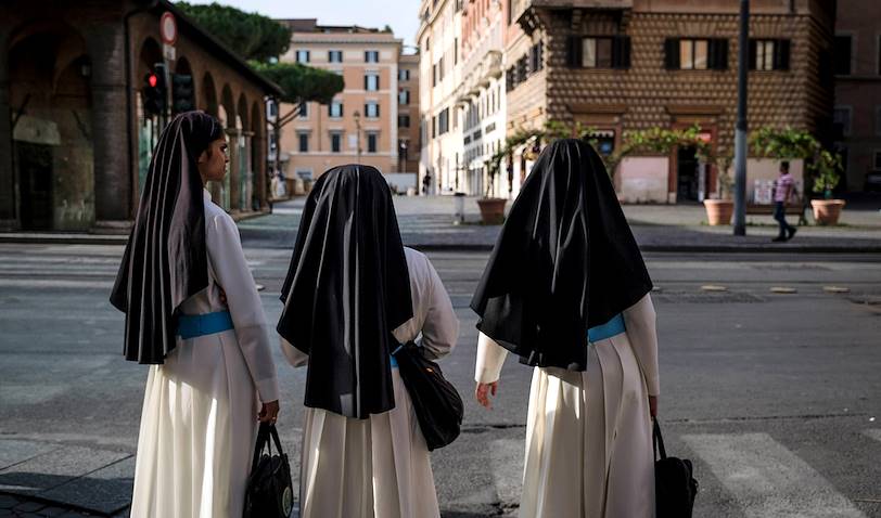 Religieuses dans une avenue de Rome - Italie