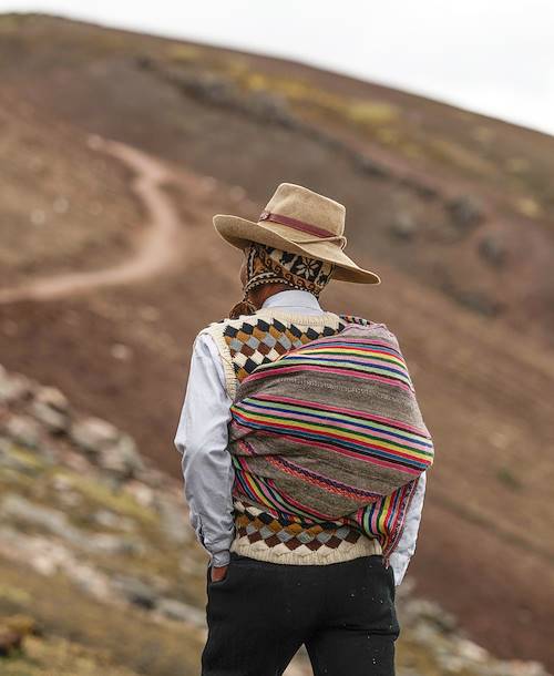 Homme gravissant Palcoyo, la montagne arc-en-ciel - Pérou