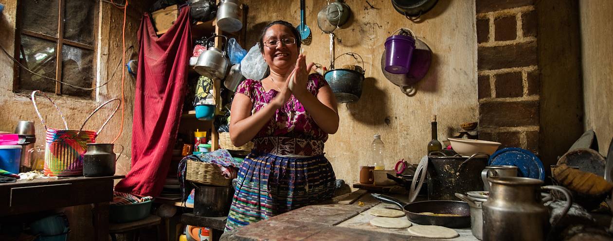 Femme cuisinant des tortillas à San Juan La Laguna - Guatemala 