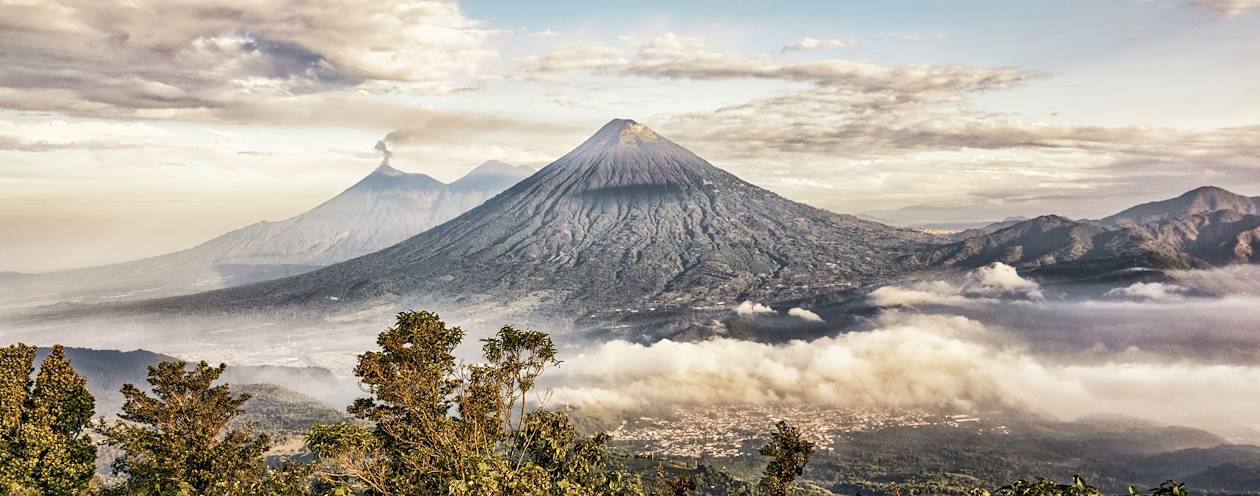 Volcans Fuego, Acatenango et Agua observés depuis le volcan Pacaya - Guatemala