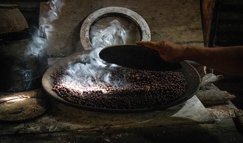 Torréfaction traditionnelle du café au dessus du feu - Guatemala