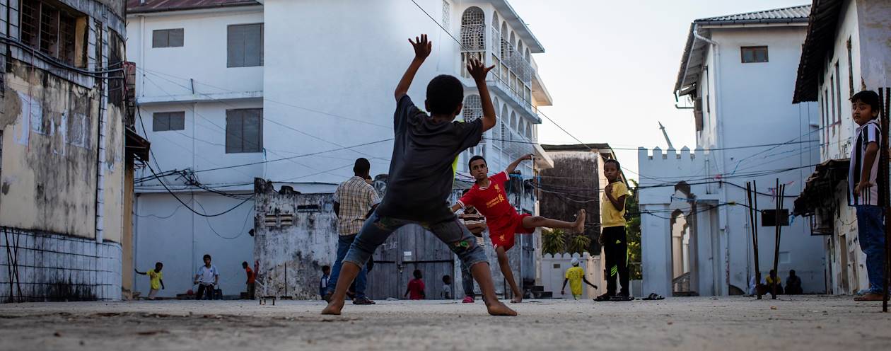 Enfants jouant dans les rues de la ville - Stone Town - Zanzibar Vieille Ville - Tanzanie