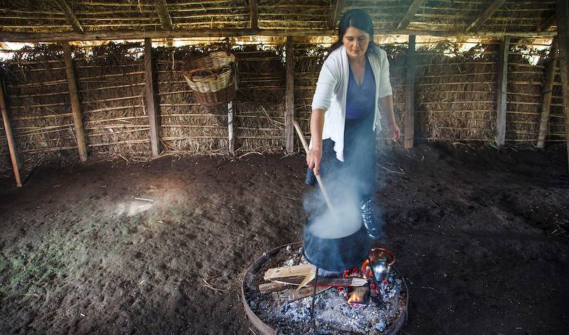 Femme Mapuche dans une maison traditionnelle, la Ruka - Chili