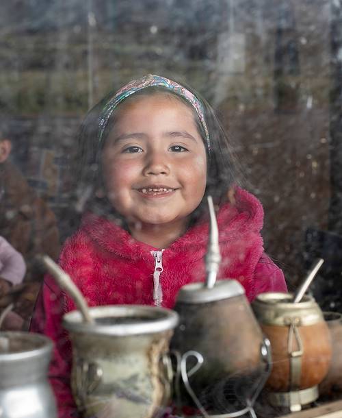 Fillette et calebasses à maté dans une petite estancia près de Puerto Natales - Magallanes - Chili