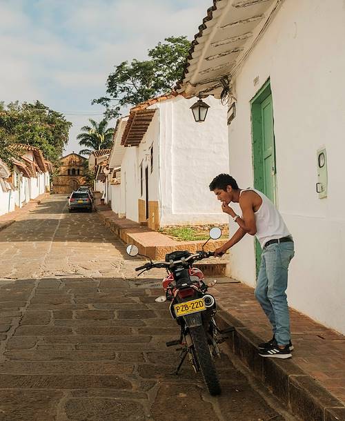 Scène de vie dans une rue de Barichara - Colombie