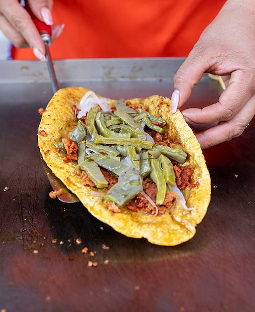 Street food dans les rues de Mexico : marchande de tacos - Mexique