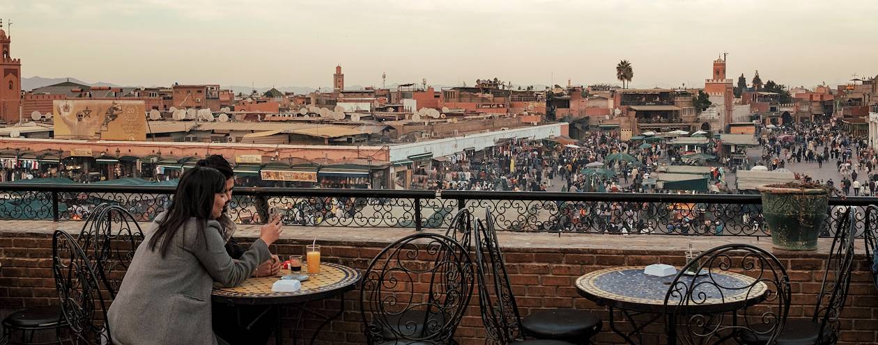 Femme sur la terrasse du "Le Grand Balcon du Café Glacier", Place Jemaa El Fna - Marrakech - Maroc