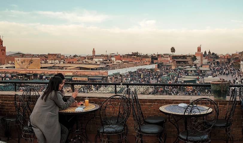 Femme sur la terrasse du "Le Grand Balcon du Café Glacier", Place Jemaa El Fna - Marrakech - Maroc