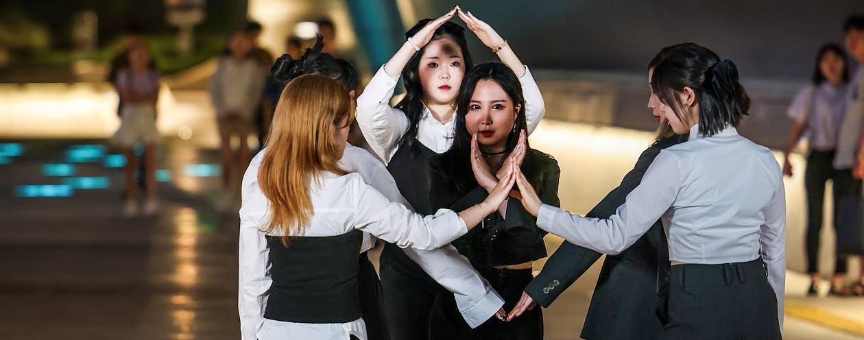 Quartier de Dongdaemun: groupe de k-pop près du Dongdaemun Design Plaza - Séoul - Corée du Sud