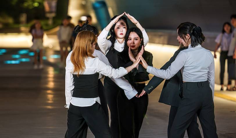Quartier de Dongdaemun: groupe de k-pop près du Dongdaemun Design Plaza - Séoul - Corée du Sud