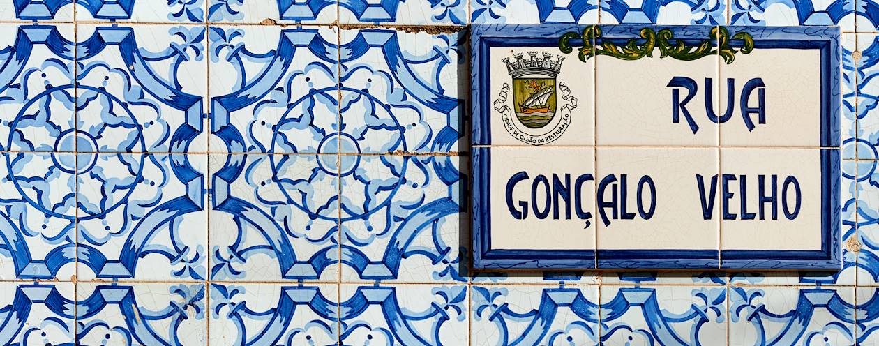 Azulejos sur une façade à Olhao - Algarve - Portugal