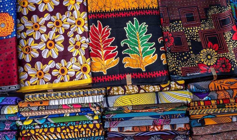 Stand de vêtements au marché de la Médina : détail de tissu traditionnel en wax - Dakar - Sénégal