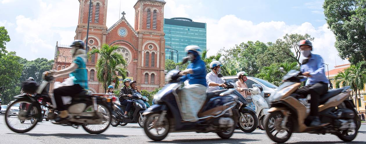Circulation devant la cathédrale Notre-Dame de Saigon - Ho Chi Minh Ville - Vietnam