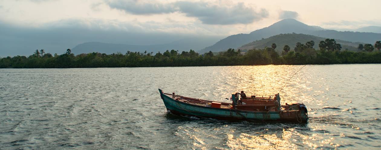 Bateau sur la rivière Preaek Tuek Chhu - Cambodge