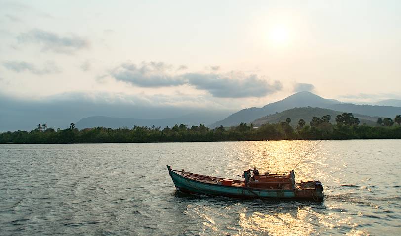 Bateau sur la rivière Preaek Tuek Chhu - Cambodge