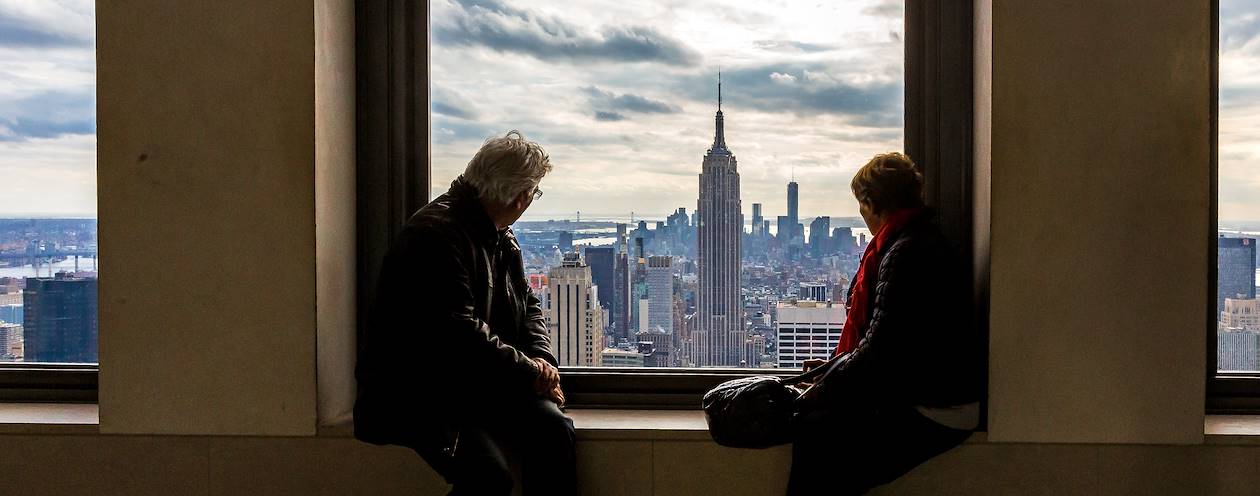 Couple regardant l'Empire State Building - New York - Etats-Unis