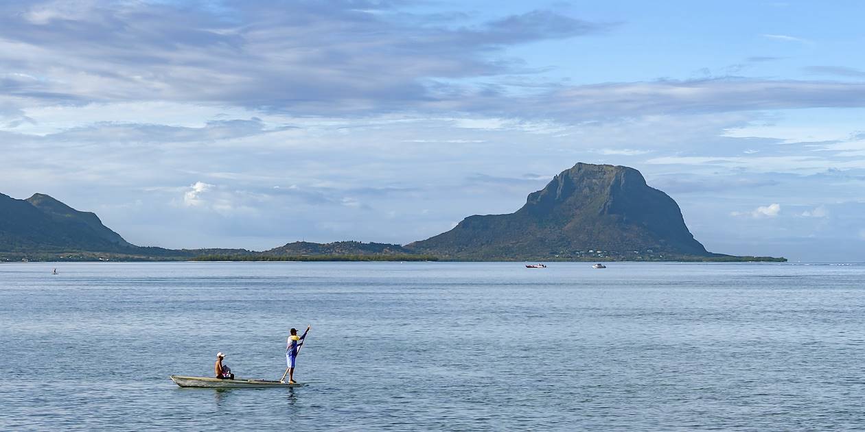 Pêcheurs dans le lagon et Le Morne Brabant - Île Maurice