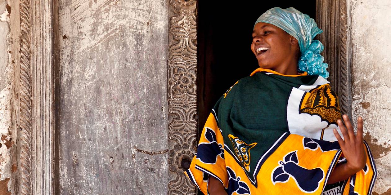 Femme souriante à Dar Salaam - Tanzanie