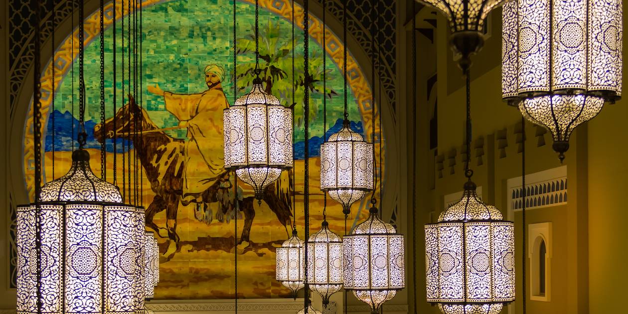 Lanternes traditionnelles à l'intérieur d'un hôtel de Dubaï - Emirats Arabes Unis