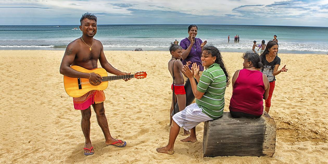 Interlude musicale sur la plage de Nilaveli - Trinquemalay - Sri Lanka