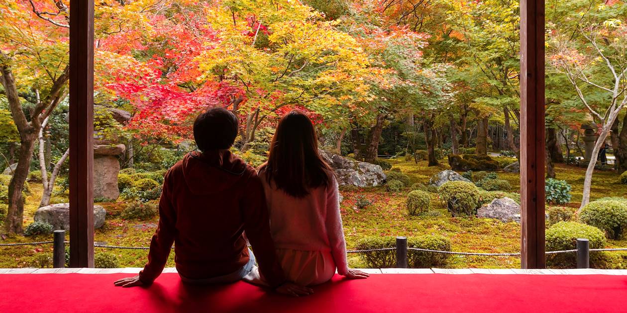 Couple admirant les couleurs d'automne - Japon