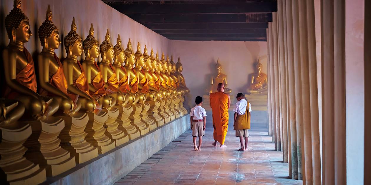 Moine bouddhiste et des écoliers dans un temple - Thaïlande
