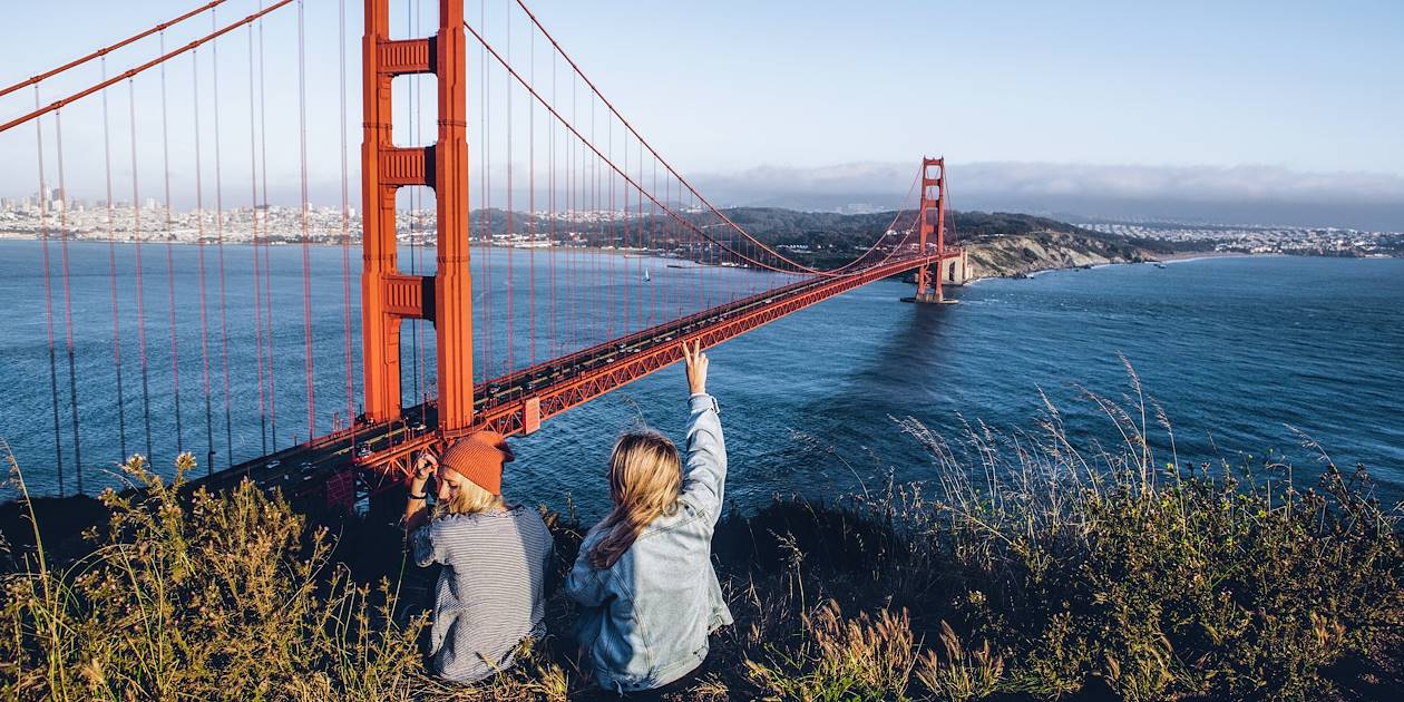 Adolescentes face au Golden Gate Bridge - San Francisco - Californie - Etats-Unis