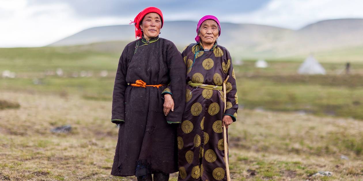 Femmes en costume traditionnel dans un campement Tsaatan - province de Khövsgöl - Mongolie