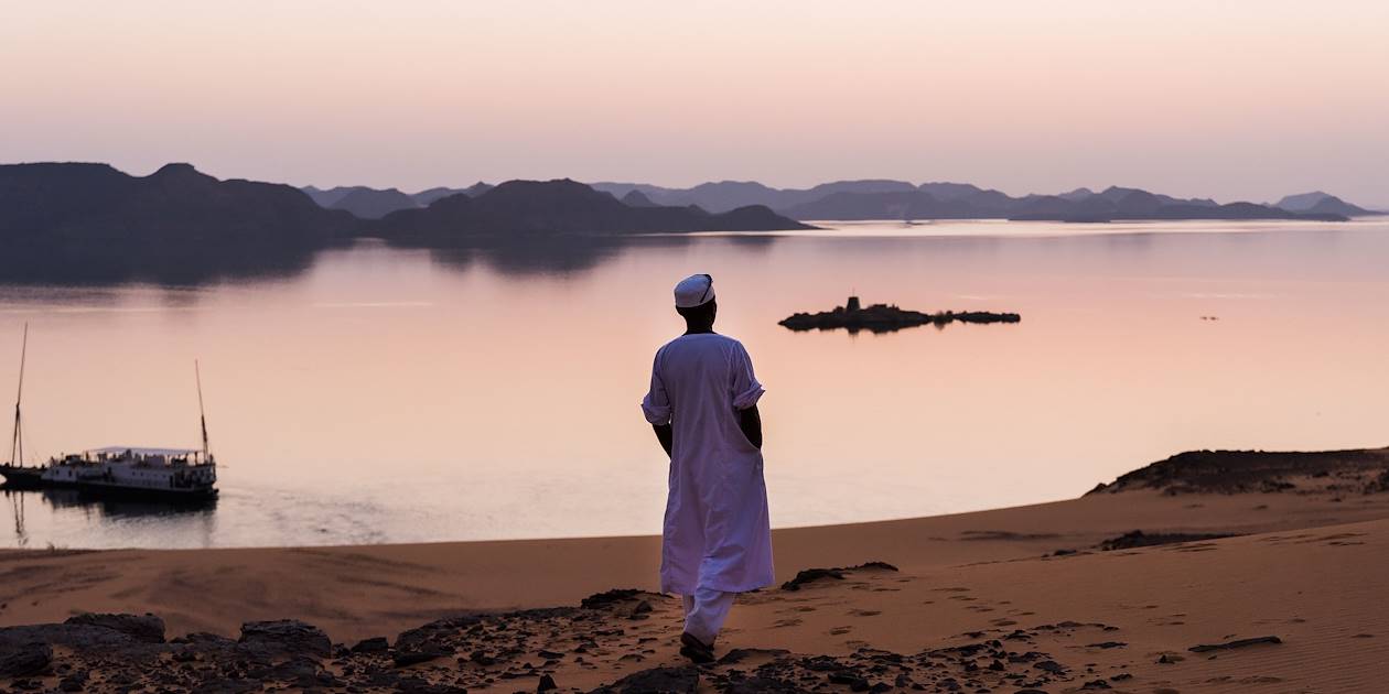 Balade dans le désert nubien à la tombée de la nuit - Égypte