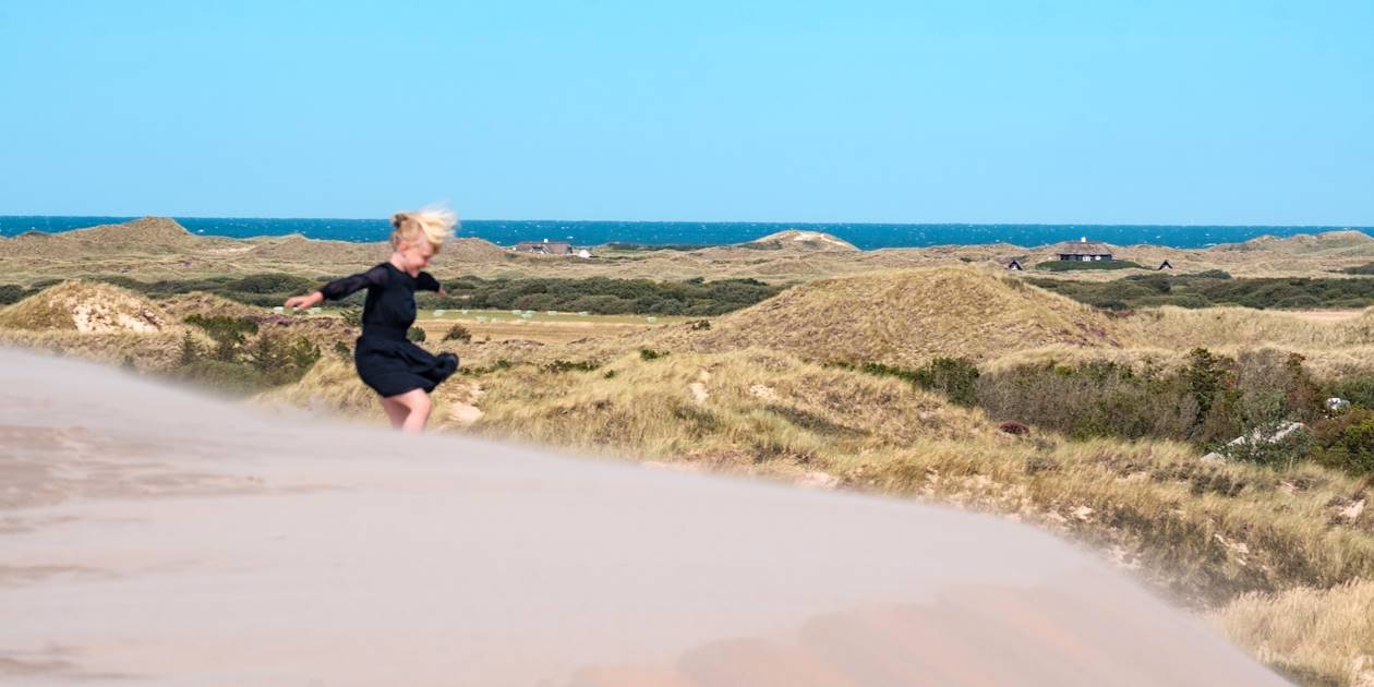 Enfant sur la dune mouvante de Rabjerg Mile - Jutland - Danemark