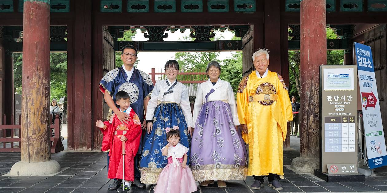 Famille en tenue traditionnelle à Gyeonggijeon - Jeonju - Jeolla du Nord - Corée du Nord