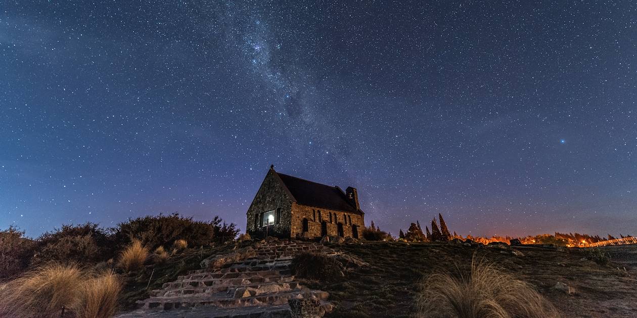 Voie lactée au dessus de l'église Bon Berger - Lac Tekapo - Île du Sud - Nouvelle Zélande