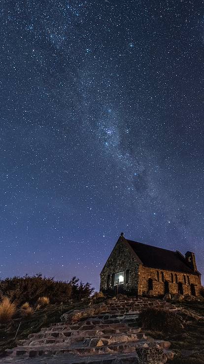 Voie lactée au dessus de l'église Bon Berger - Lac Tekapo - Île du Sud - Nouvelle Zélande